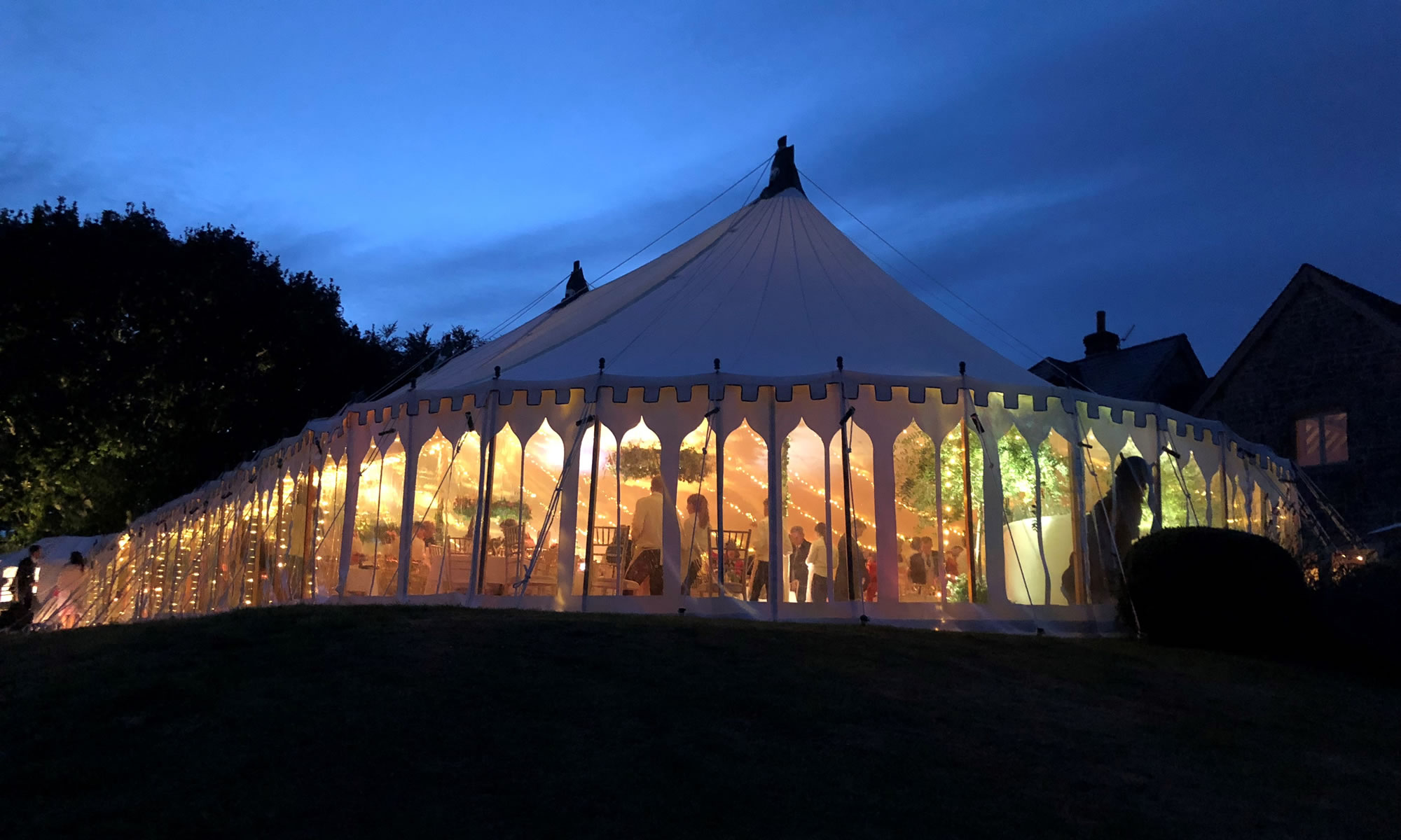 banner-home-marquee-at-night